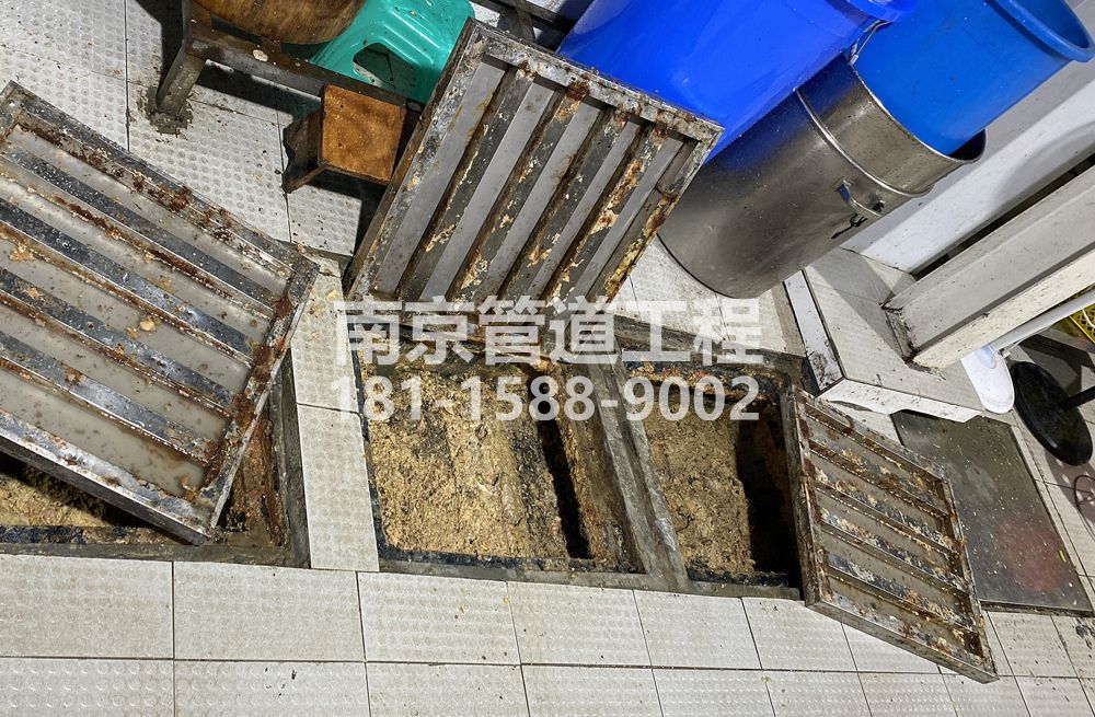 278尧新村城管中队食堂隔油池清理
